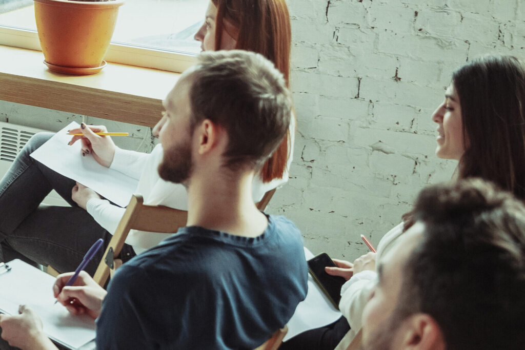 atelier sophrologie entreprise QVCT, groupe de personnes au travail suivant une formation atelier gestion du stress